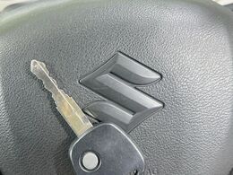 【キーレス】少し離れた場所からでもボタン一つでドアの開錠・施錠ができるのでとっても便利！ドアの鍵穴周りに傷をつけることもありません♪