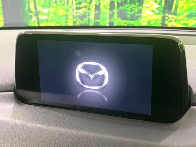 【マツダコネクトナビ】車内の雰囲気にマッチした一体型タイプのナビ。各種車輌設定やBluetooth再生等、様々な機能が楽しめます。直感的なダイヤル操作が可能で、使い勝手も良好です。