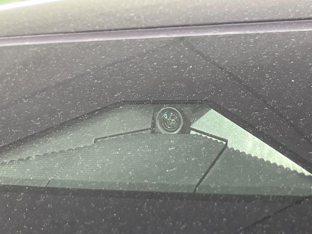【ホンダセンシング】走行中に前方の車両等を認識し、衝突しそうな時は警報とブレーキで衝突回避と被害軽減をアシスト。より安全にドライブをお楽しみいただけます。