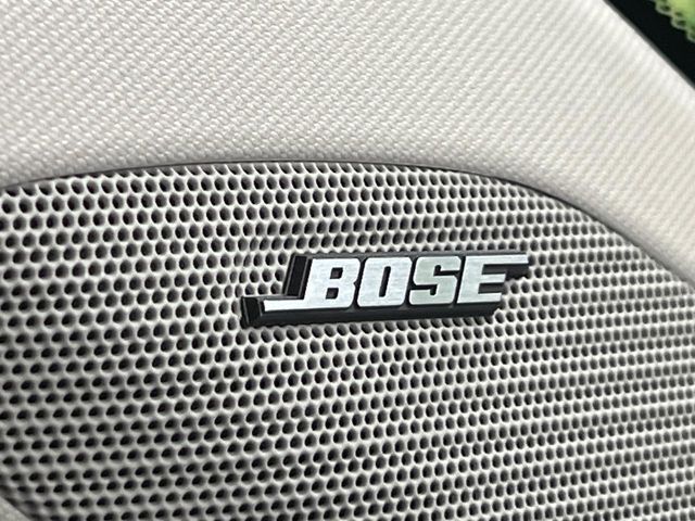 【BOSEサウンドシステム】メーカーオプションの高品位サウンドシステムを搭載。専用のチューニングが施された大小様々なスピーカーから良質なサウンドが奏でられ、臨場感あふれる音響空間を演出します。