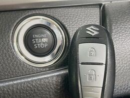 【キーレススタートシステム】カバンやポケットに入れたままでもドアの施錠・解錠が可能なスマートキーを装備。エンジンのオン・オフ時もカギを取り出す必要が無いからとっても便利です♪