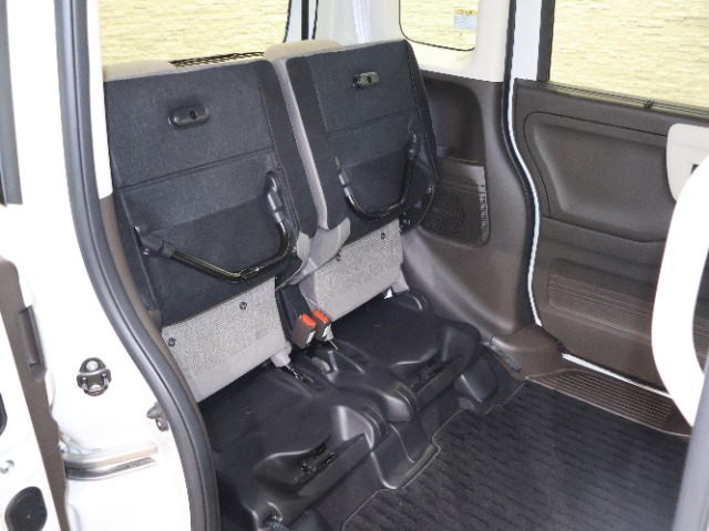 HONDA独自の機構！リアシートはチップアップ（跳ね上げ）することにより背の高い荷物も楽々積み込みすることが可能！！より空間を有効にするためにも大変便利なシートアレンジになります！！