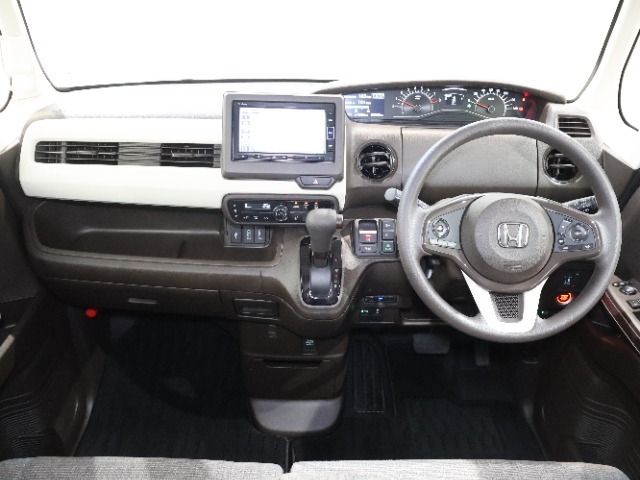 操作性に優れた運転席となります！小物入れや各ボタンの配置にこだわり、使いやすいです！座り心地もよく視認性も良好なのでロングドライブもお任せ下さい！