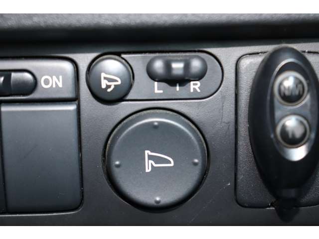 ドアミラーは傷つけやすい所　駐車時に電動格納はとても便利！