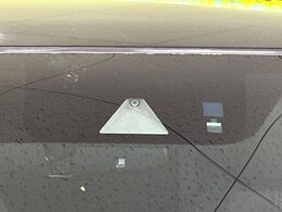 【ホンダセンシング】走行中に前方の車両等を認識し、衝突しそうな時は警報とブレーキで衝突回避と被害軽減をアシスト。より安全にドライブをお楽しみいただけます。