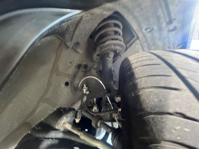 お車を安心してお乗りいただく為には、足回りの定期点検が欠かせません。サービスサポート（有償保証）では無料点検もご提供しており、安心のカーライフをお過ごしいただけるサポート体制が整っています。