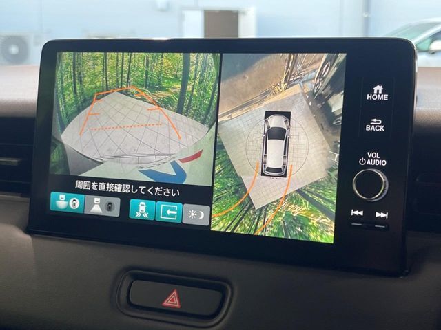 【マルチビューカメラシステム】専用のカメラにより、上から見下ろしたような視点で360度クルマの周囲を確認することができます☆死角部分も確認しやすく、狭い場所での切り返しや駐車もスムーズに行えます。