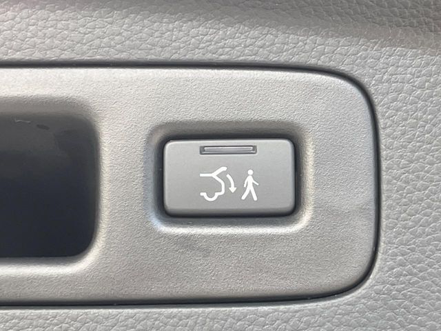 【パワーバックドア】スマートキーや運転席のボタンを押すだけでリアゲートが自動で開閉します！荷物を持っている時や、高い位置にあるバックドアを閉める際に便利な機能です♪