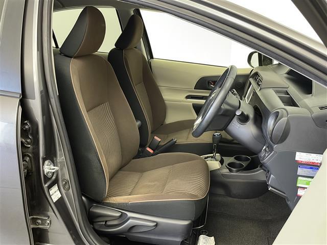 【運転席】座り心地が良いシートなので長時間の運転でも快適にお過ごしいただけます。新品のフロアマットのご注文も可能です。掲載箇所以外にご希望の写真がございましたらお気軽にお問い合わせ下さい。