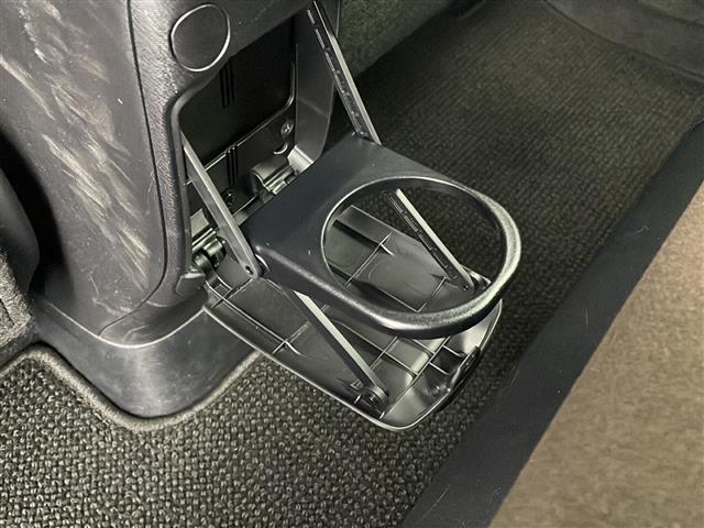 【ドリンクホルダー】長時間のドライブを快適に過ごすために、必須の車内アイテムですね。