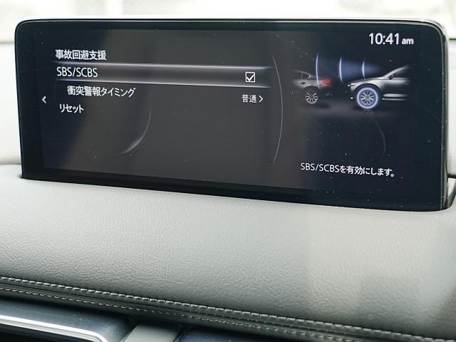 こちらのお車には先進安全装備が多数搭載されています。衝突被害を回避あるいは軽減するためのブレーキや、後方死角からの接近警報、車線逸脱を防止する警報装置など、詳しくはスタッフまでお尋ねください。