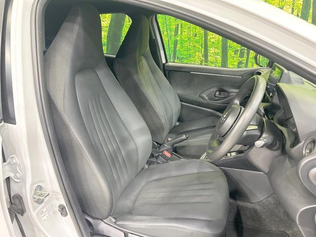 運転席まわりには十分なスペースがあり、大柄な方でもゆったり運転していただける環境です。