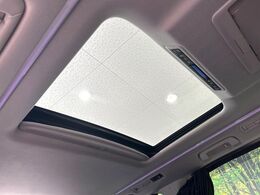 【サンルーフ】開放感たっぷりの希少装備、サンルーフが装着されています！車内に明かりを取り入れたり景色を楽しむ以外にも、車内の空気も簡単に換気できて快適です！
