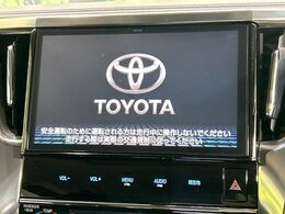 【純正大画面ナビ】人気の大型10インチナビを装備。存在感のある大画面はインパクト大！ナビ利用時のマップ表示は見やすく、テレビやDVDは臨場感がアップ！いつものドライブがグッと楽しくなります♪