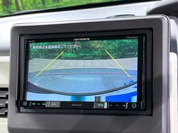 【バックカメラ】駐車時に後方がリアルタイム映像で確認できます。大型商業施設や立体駐車場での駐車時や、夜間のバック時に大活躍！運転スキルに関わらず、今や必須となった装備のひとつです！