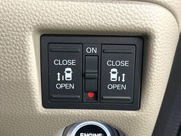 【両側パワースライドドア】スマートキーや運転席のスイッチで後席両側スライドドアの開閉が可能♪電動だから力を入れてドアを開ける必要が無く、小さなお子様でも簡単に開け閉めでき快適です♪