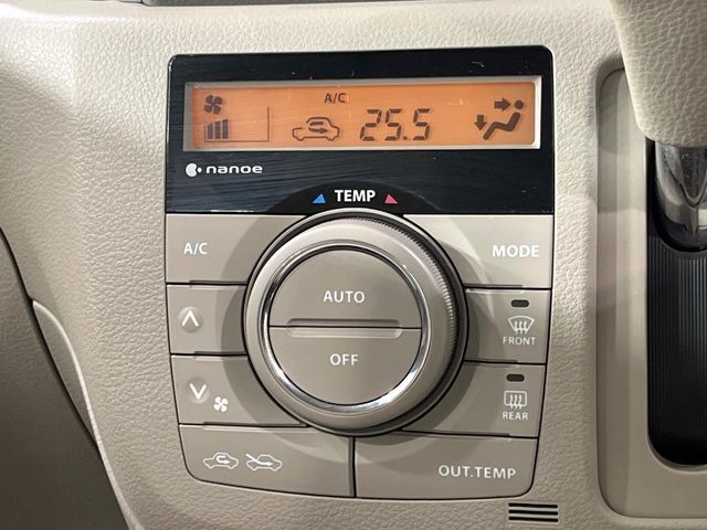 【オートエアコン】一度お好みの温度に設定すれば、車内の温度を検知し風量や温度を自動で調整。暑い…寒い…と何度もスイッチ操作をする必要はありません。快適な車内空間には必須の機能ですね♪