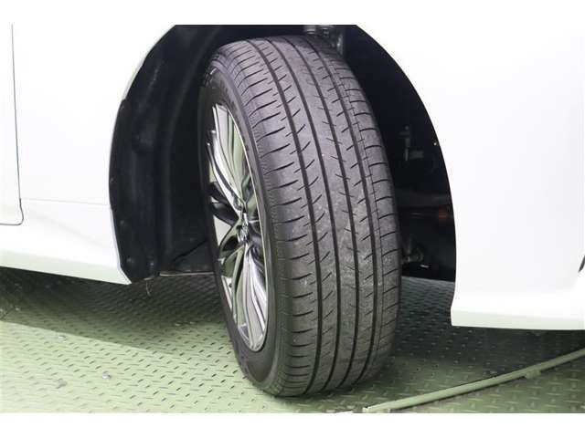 タイヤサイズ　215/55R17。スポーティながらもクラウンらしく上質感のあるデザインの純正アルミホイールを装着しています。