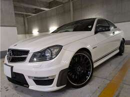 サイドデカール、ブラックアルミ、カーボンパーツと引き締まった外装。オーナーの拘りを感じさせる1台です。