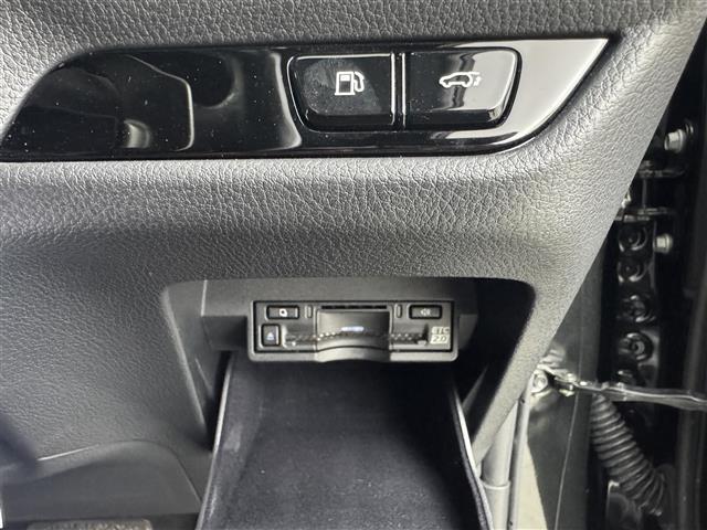 【ETC】有料道路を利用する際に料金所で停止することなく通過できる、ETC車載器（ノンストップ自動料金収受システム機器）が装備されています。セットアップを行うことで利用可能になります。