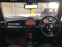 程度のいいR56後期モデル入庫しました！稀少オプションの黒天張りアンスラサイト★クロムラインインテリア☆高級感のある内装です！気になる臭いなどもなく禁煙だったと思われます！おススメですよ！