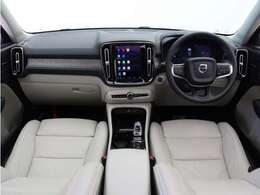 Google搭載/ETC2.0/360度カメラのフルセット搭載。9インチ・タッチスクリーン式センターディスプレイと、モード選択式の12.3インチデジタル液晶ドライバー・ディスプレイを装備。