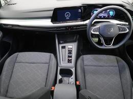 シンプルなデザインと一目でわかるスイッチの配置はPeoples　Car＝みんなの車という考えの現れです。各スイッチにはバックライトもついており、夜間でも安全に操作して頂けます。