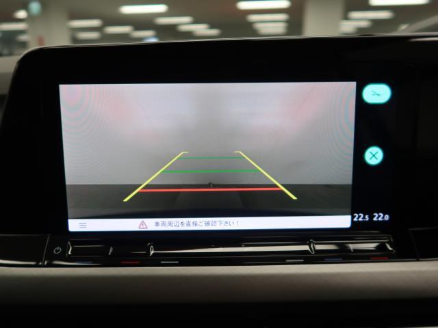 ギアをリバースに入れると車両後方の映像を映し出します。画面にはガイドラインが表示され、車庫入れや縦列駐車などの際に安全確認をサポートします。