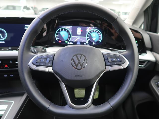 Volkswagen全車共通の上質な本革を使用した手触りのしっとりとしたステアリングです。唯一素肌が触れるハンドルは上位モデルと同じ握り心地になっております。