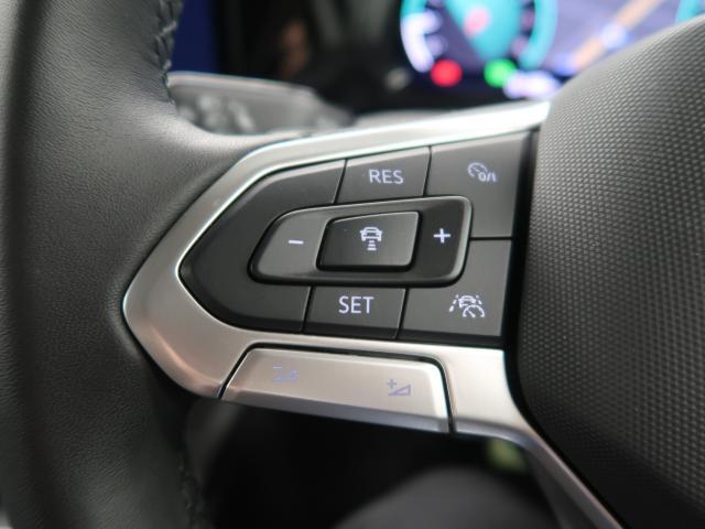 ◆クルーズコントロールにレーダーセンサーを組み合わせ、先行車を測定し設定されたスピードを上限に自動で加減速を行います。一定の車間距離を維持することで、長距離走行でのドライバーの疲労を低減させます。