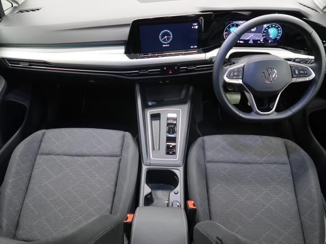 シンプルなデザインと一目でわかるスイッチの配置はPeoples　Car＝みんなの車という考えの現れです。各スイッチにはバックライトもついており、夜間でも安全に操作して頂けます。