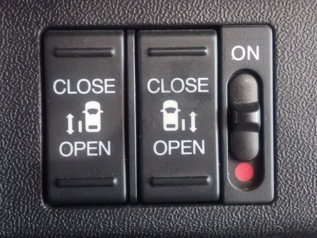 スライドドアは、リモコンなどで自動開閉♪半ドア状態まで閉めると、自動的に全閉する機能付きです！！