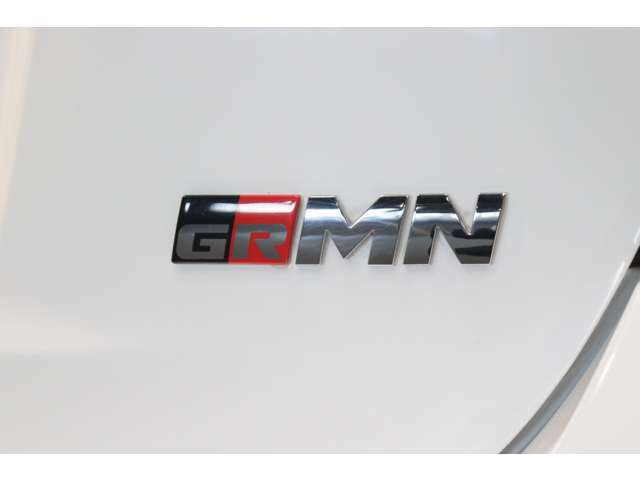 【GRMN】テールゲートに光る「GRMN」のロゴ。同じGAZOO　Racingのクルマの中でも「GRMN」は「G’s」より広範に手が加えられたもの。