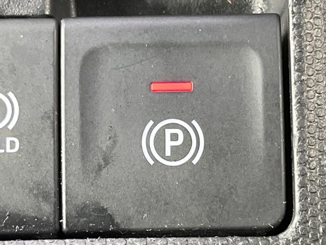 【電動パーキングブレーキ】パーキングブレーキは便利な電動式！ボタン一つで操作でき、アクセルを踏めば自動で解除されます♪レバーやペダルが無いので運転席廻りもすっきりしますね♪