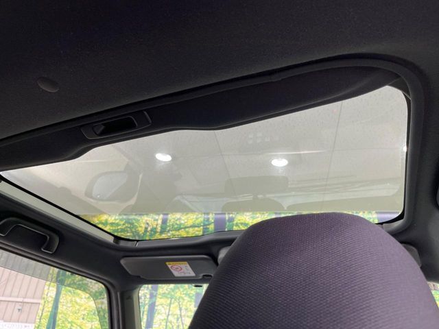 【ガラスルーフ】ガラスルーフ搭載で車内の解放感が一気にアップ！開放的なドライブをお楽しみいただけます。