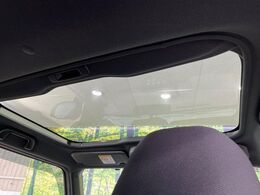 【ガラスルーフ】ガラスルーフ搭載で車内の解放感が一気にアップ！開放的なドライブをお楽しみいただけます。