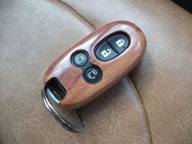 楽々スマートキーには、ドアのロックアンロック以外にも、リヤ左右パワースライドドアの開閉ボタン付♪　キーカバーも木目調♪