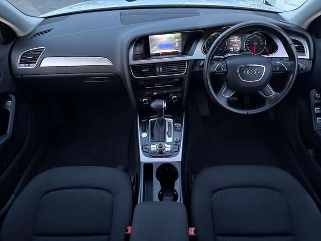 車内はご覧の通り清潔感のある室内でございます♪スイッチ類などもシンプルな操作のしやすいものですので機械が苦手な方でも安心ですね♪もちろん禁煙車なので煙草の匂いや焦げ跡はございません♪