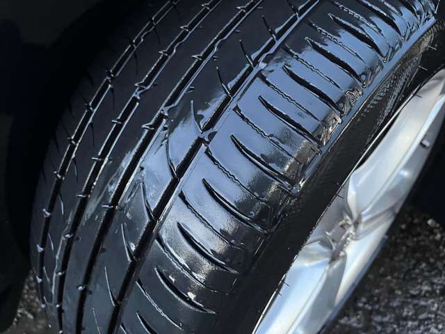 タイヤの溝もしっかりと残っておりますので、ご納車後すぐの履き替えの心配もございません♪スタッドレスタイヤに関しましてもお気軽にご相談下さいませ♪