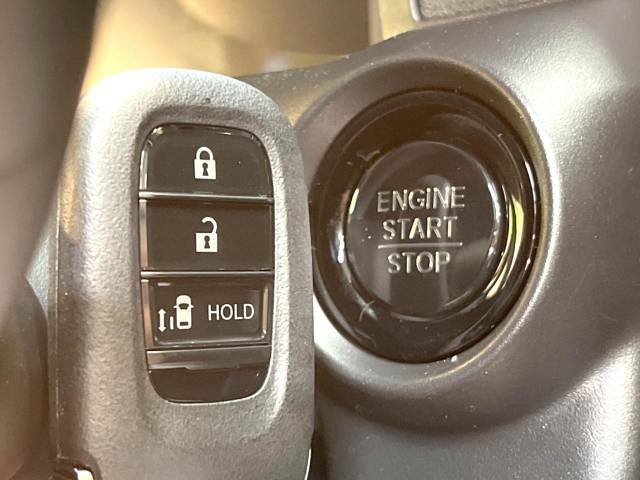 【問合せ：0749-27-4907】【Hondaスマートキー】カバンやポケットに入れたままでもドアの施錠・解錠が可能なスマートキーを装備。エンジンのオン・オフ時もカギを取り出す必要が無いからとても便利