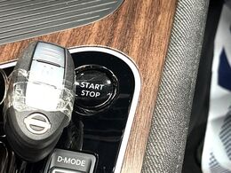 【インテリジェントキー】カバンやポケットに入れたままでもドアの施錠・解錠が可能なスマートキーを装備。エンジンのオン・オフ時もカギを取り出す必要が無いからとっても便利です♪