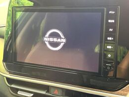 【大画面ナビ】人気の大型9インチナビを装備。存在感のある大画面はインパクト大！ナビ利用時のマップ表示は見やすく、テレビやDVDは臨場感がアップ！いつものドライブがグッと楽しくなります♪