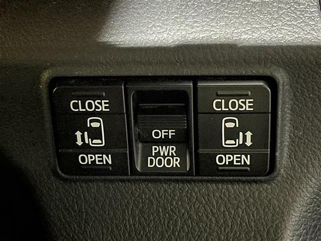 【パワースライドドアスイッチ】ボタンを一発押すだけで自動でドアが開き、狭い場所でも全開にできます♪
