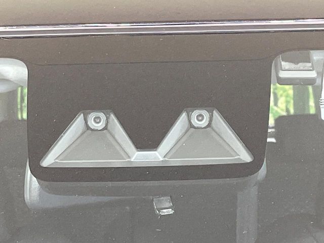 【スマートアシスト】走行中に前方の車両等を認識し、衝突しそうな時は警報とブレーキで衝突回避と被害軽減をアシスト。より安全にドライブをお楽しみいただけます。