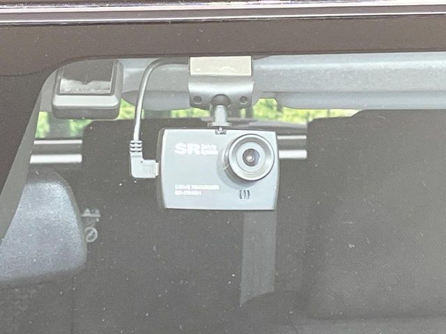 【ドライブレコーダー】安心・安全なカーライフに必須のドライブレコーダーを装備！走行中はもちろん、あおり運転や事故に遭遇した際の状況も映像で記録し、万一のリスクに備えます。