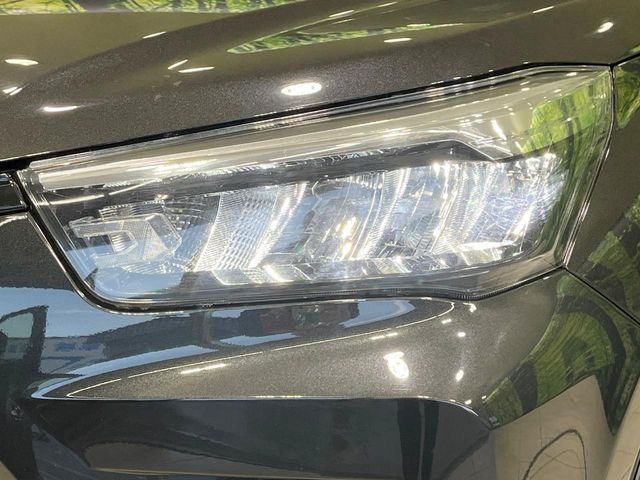 【LEDヘッドライト】悪天候や夜間走行時も良好な視界を確保し安心して運転できる高輝度LEDヘッドライトを装備！点灯速度が早く、消費電力も抑えられています。