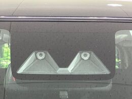 【スマートアシスト】走行中に前方の車両等を認識し、衝突しそうな時は警報とブレーキで衝突回避と被害軽減をアシスト。より安全にドライブをお楽しみいただけます。