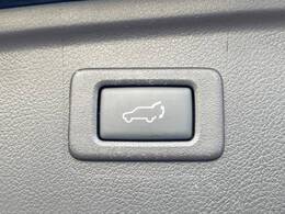 【パワーバックドア】スマートキーや運転席のボタンを押すだけでリアゲートが自動で開閉します！荷物を持っている時や、高い位置にあるバックドアを閉める際に便利な機能です♪