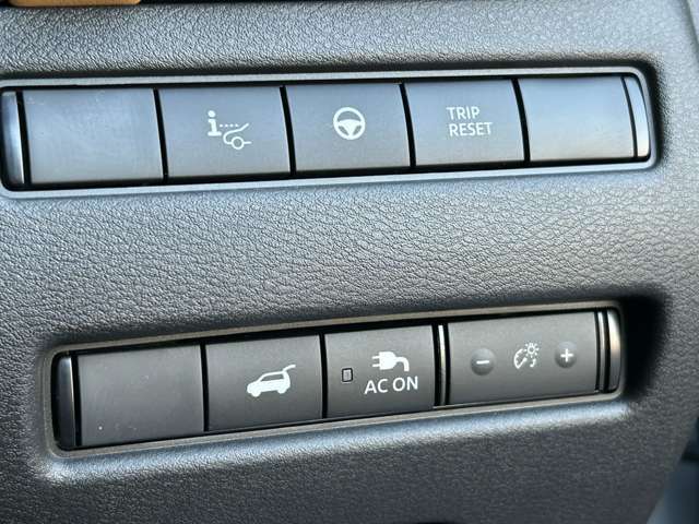 【パワーバックドア】スマートキーや運転席のボタンを押すだけでリアゲートが自動で開閉します！荷物を持っている時や、高い位置にあるバックドアを閉める際に便利な機能です。