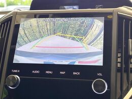 【バックカメラ】駐車時に後方がリアルタイム映像で確認できます。大型商業施設や立体駐車場での駐車時や、夜間のバック時に大活躍！運転スキルに関わらず、今や必須となった装備のひとつです！